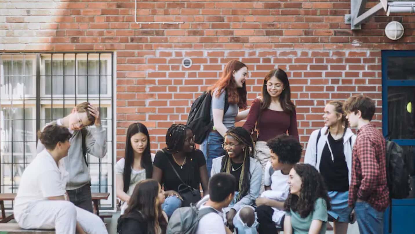 Adolescents dans une cour de récréation