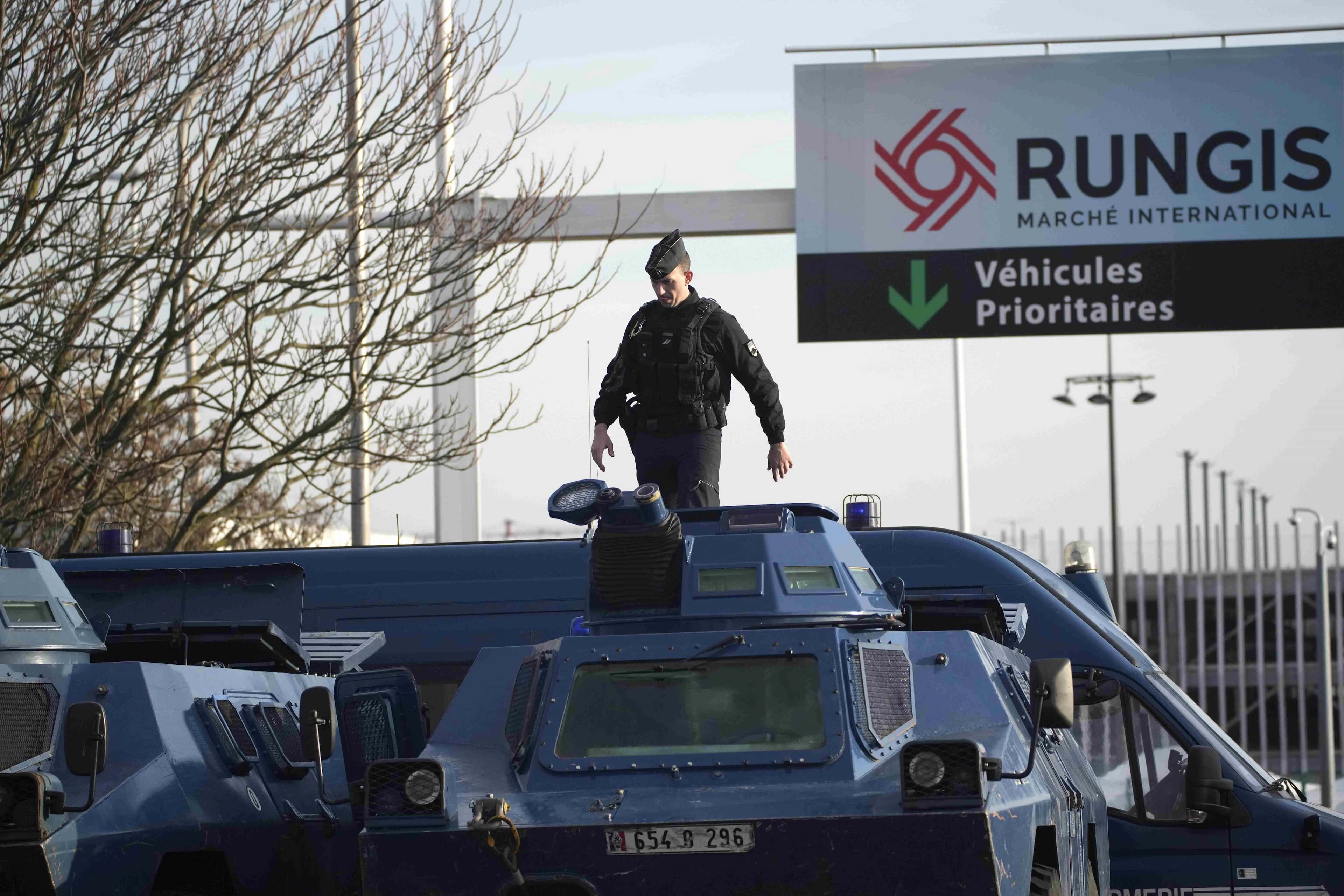 Gendarmes mobiles protégeant le marché de Rungis